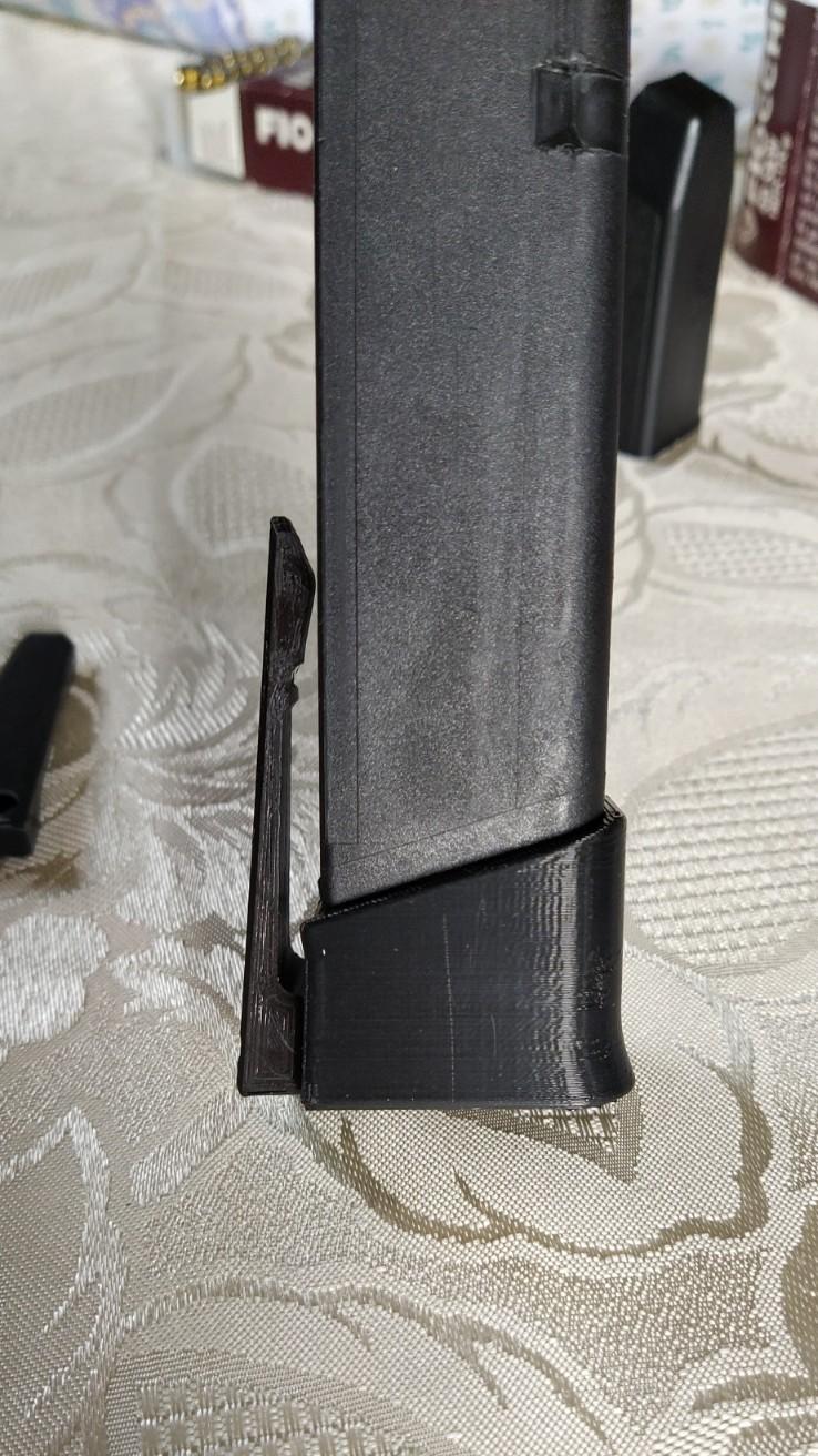 GLOCK PLUS 4 MAGAZINE EXTENSION AND INSERT WITH CLIP 3d model
