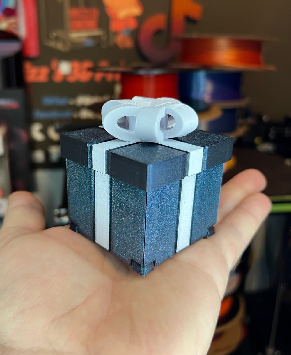 Multicolored collapsible box print in burnt titanium and cookies & cream.