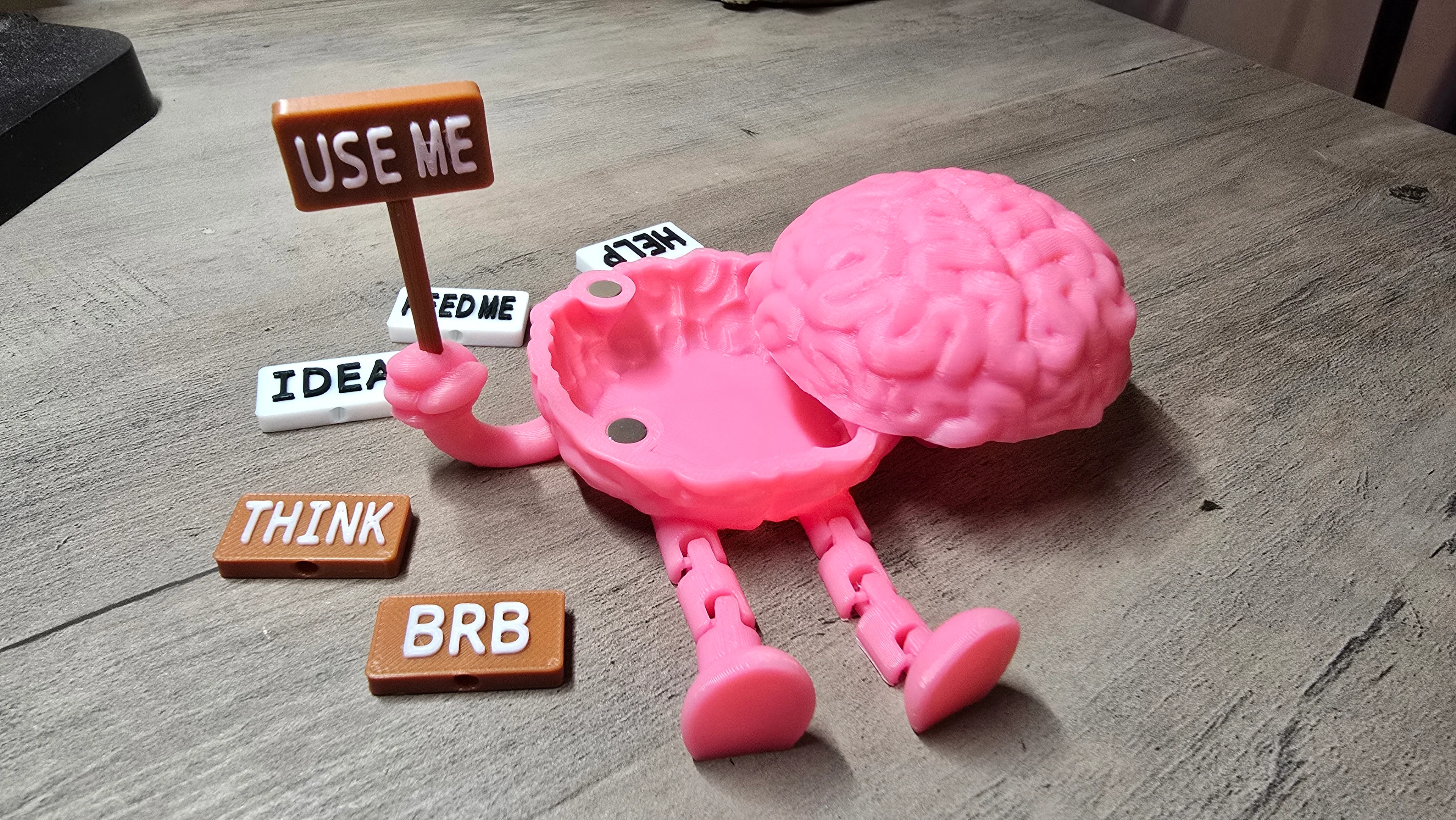 Cute Articulated Brain Box with Interchangeable Signs 3d model