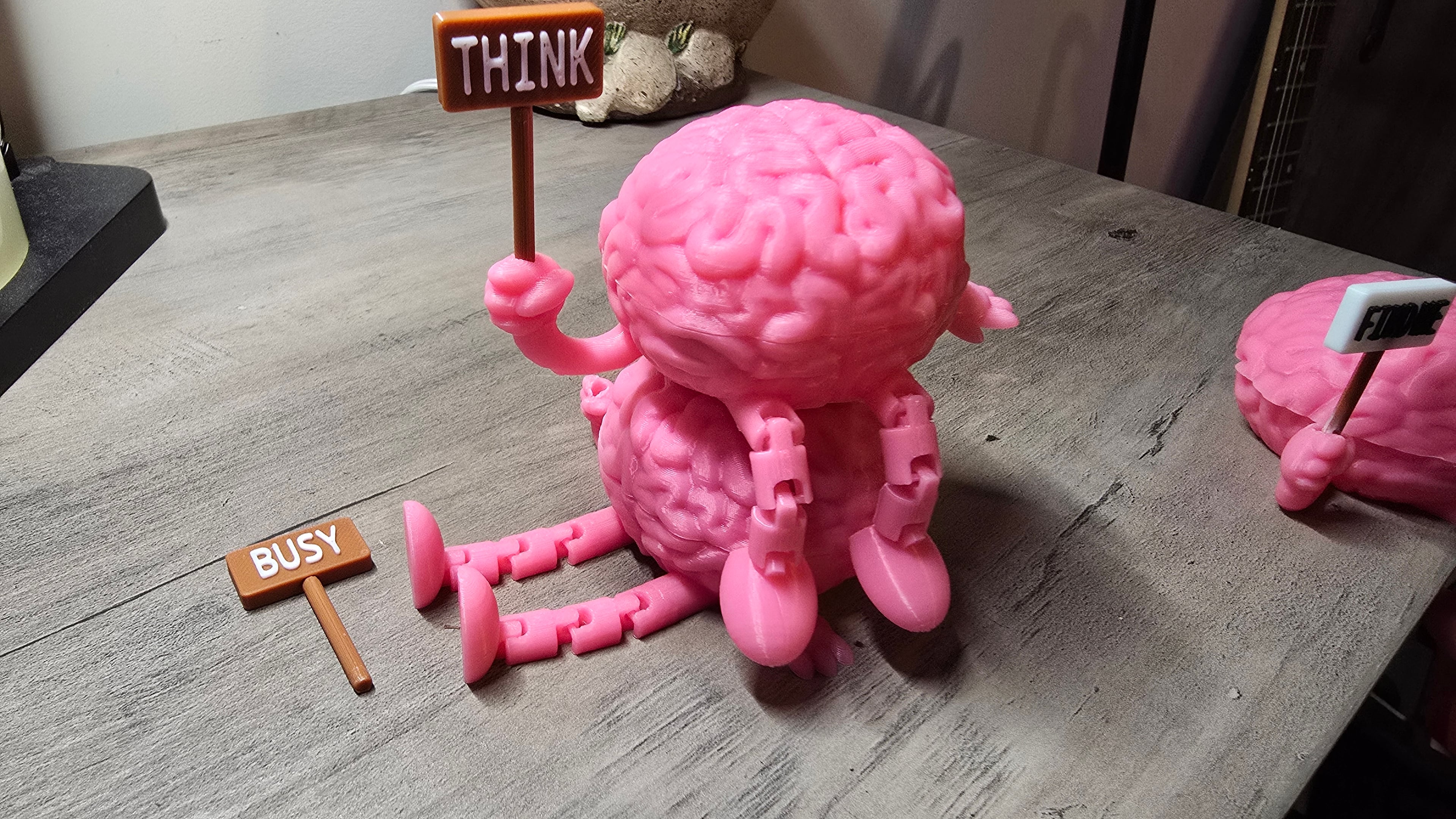 Cute Articulated Brain Box with Interchangeable Signs 3d model