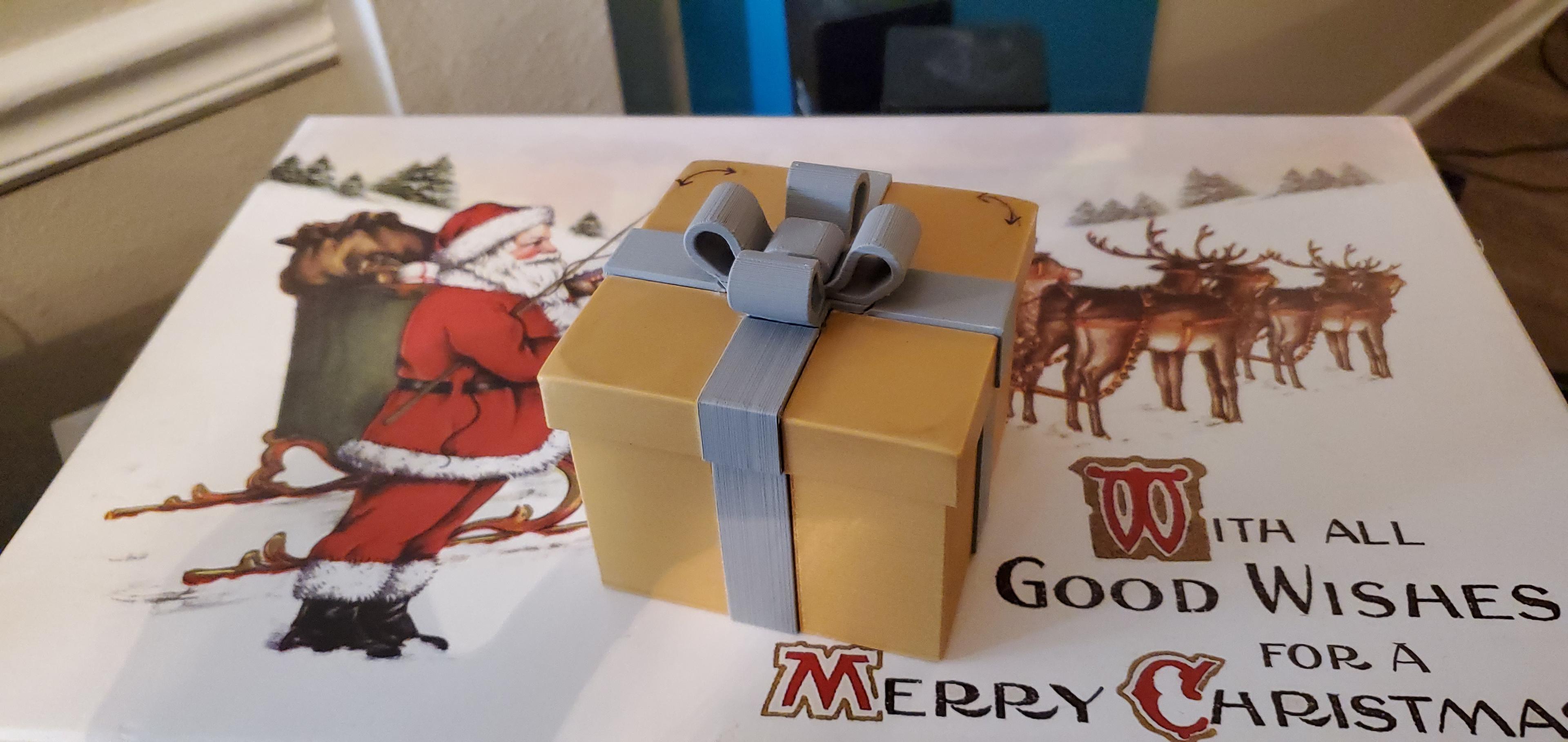 Gift Box #3 - Hatchbox "True Gold" PLA and "Cool Gray" PLA - 3d model