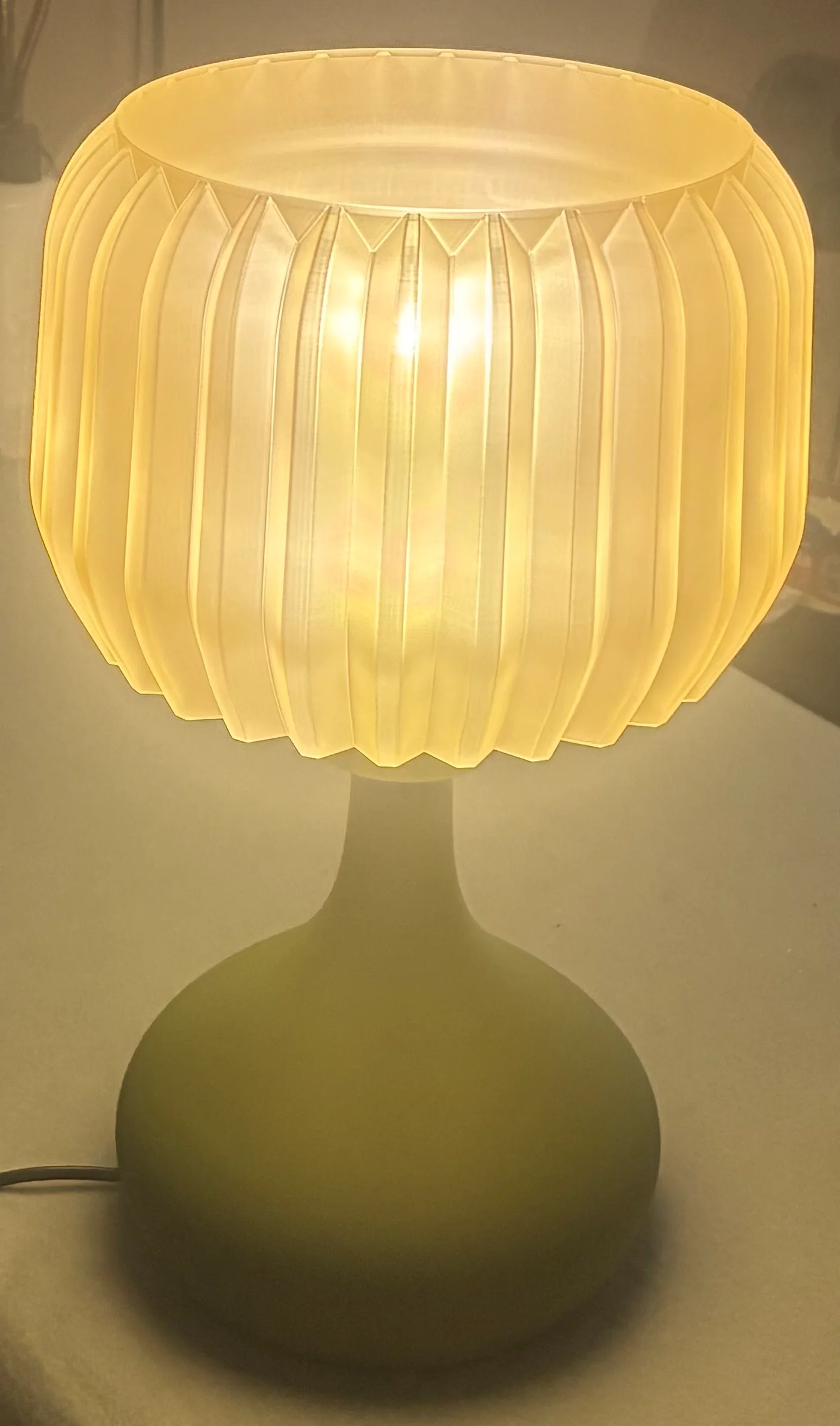 Base and holder for E14 bulb printed in Bambu PLA Matte Green. Shade printed in Bambu PLA Translucent Yellow. This took about 1 kg of filament in total but the result was worth it!