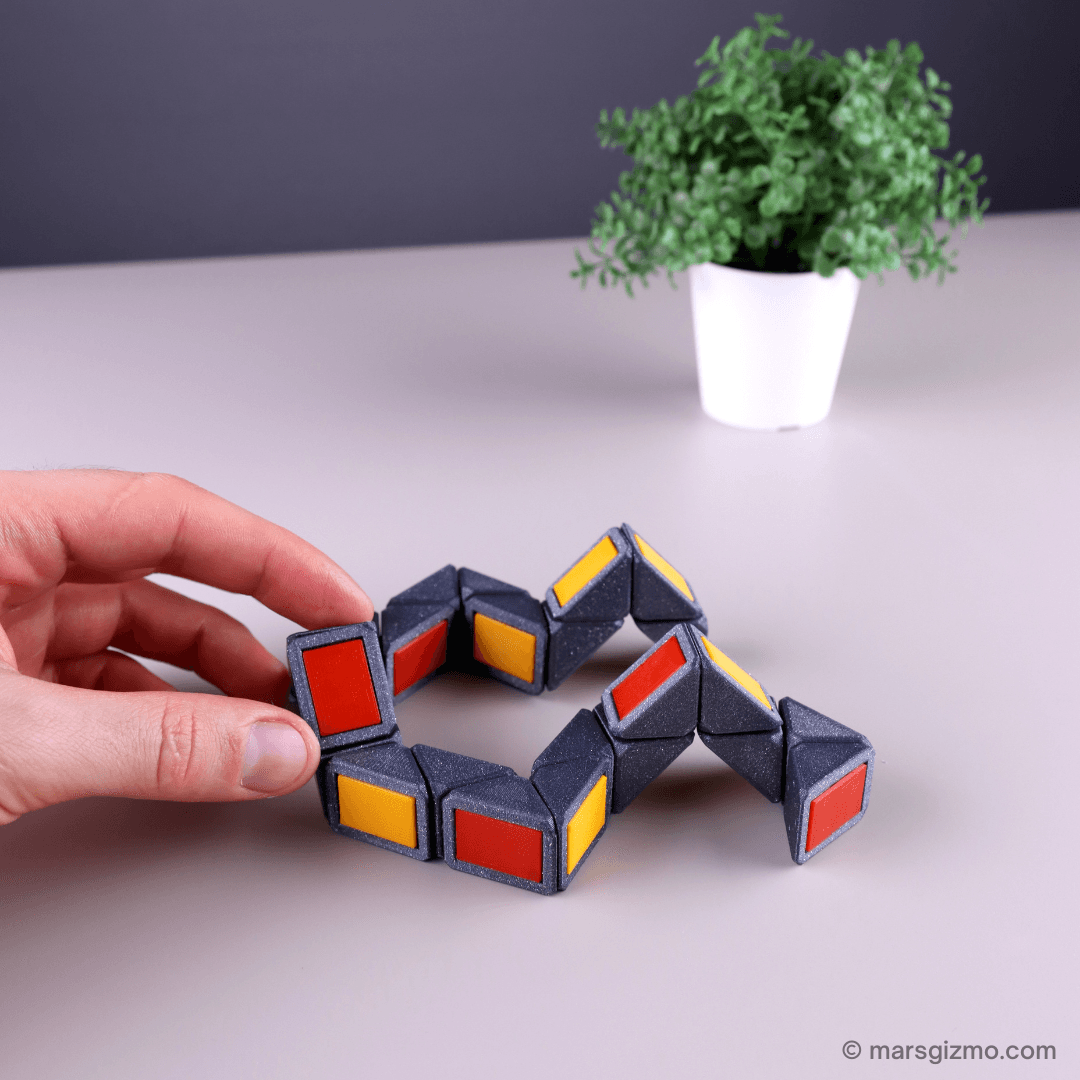 snakeinplace - Print-in-place and Articulated Puzzle Toy - Check it in my video:
https://youtu.be/gicz58-xSAw

My website: https://www.marsgizmo.com - 3d model