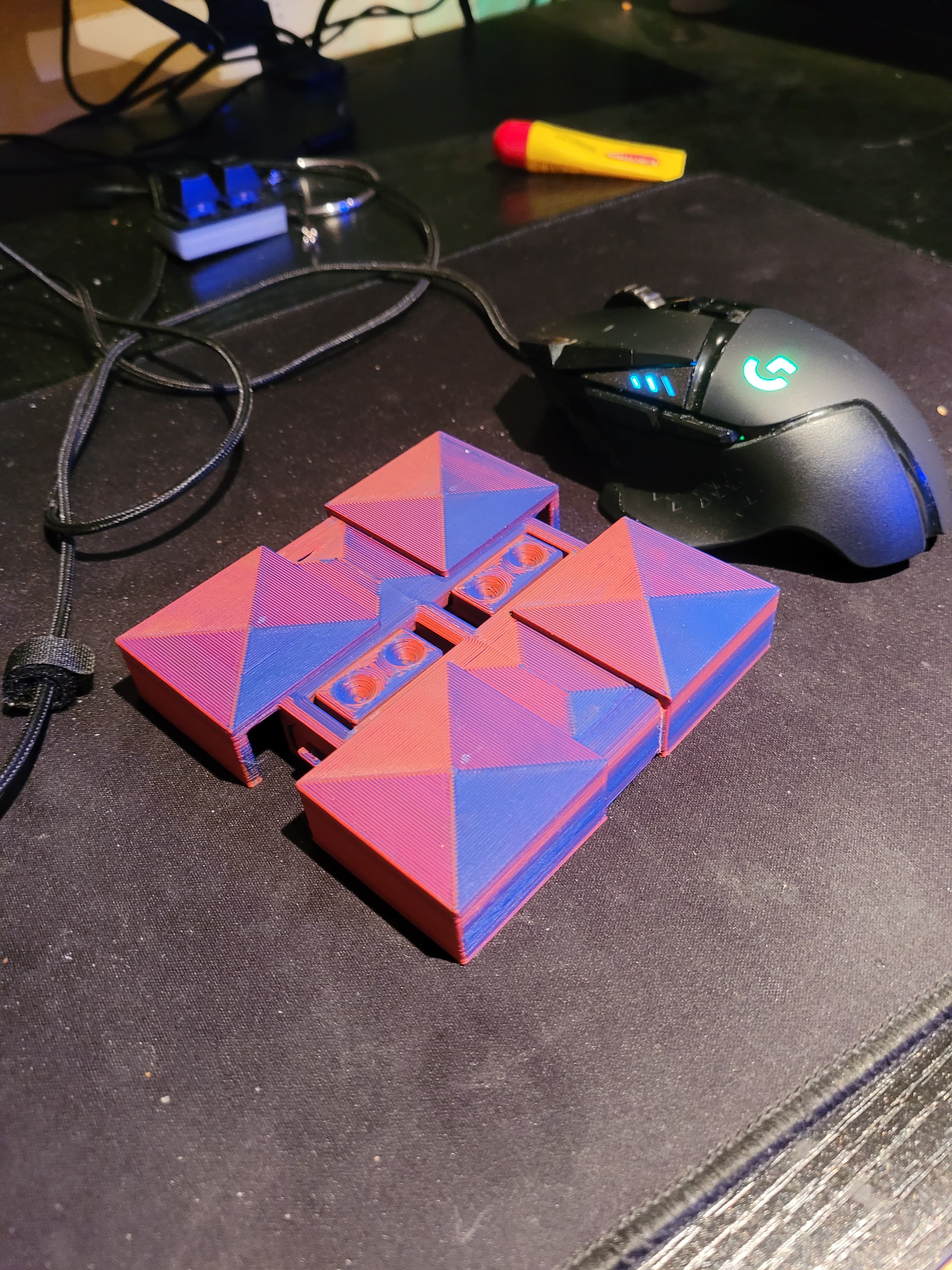 Set top/bottom pattern from "lines" to "concentric" with a bi-color filament.