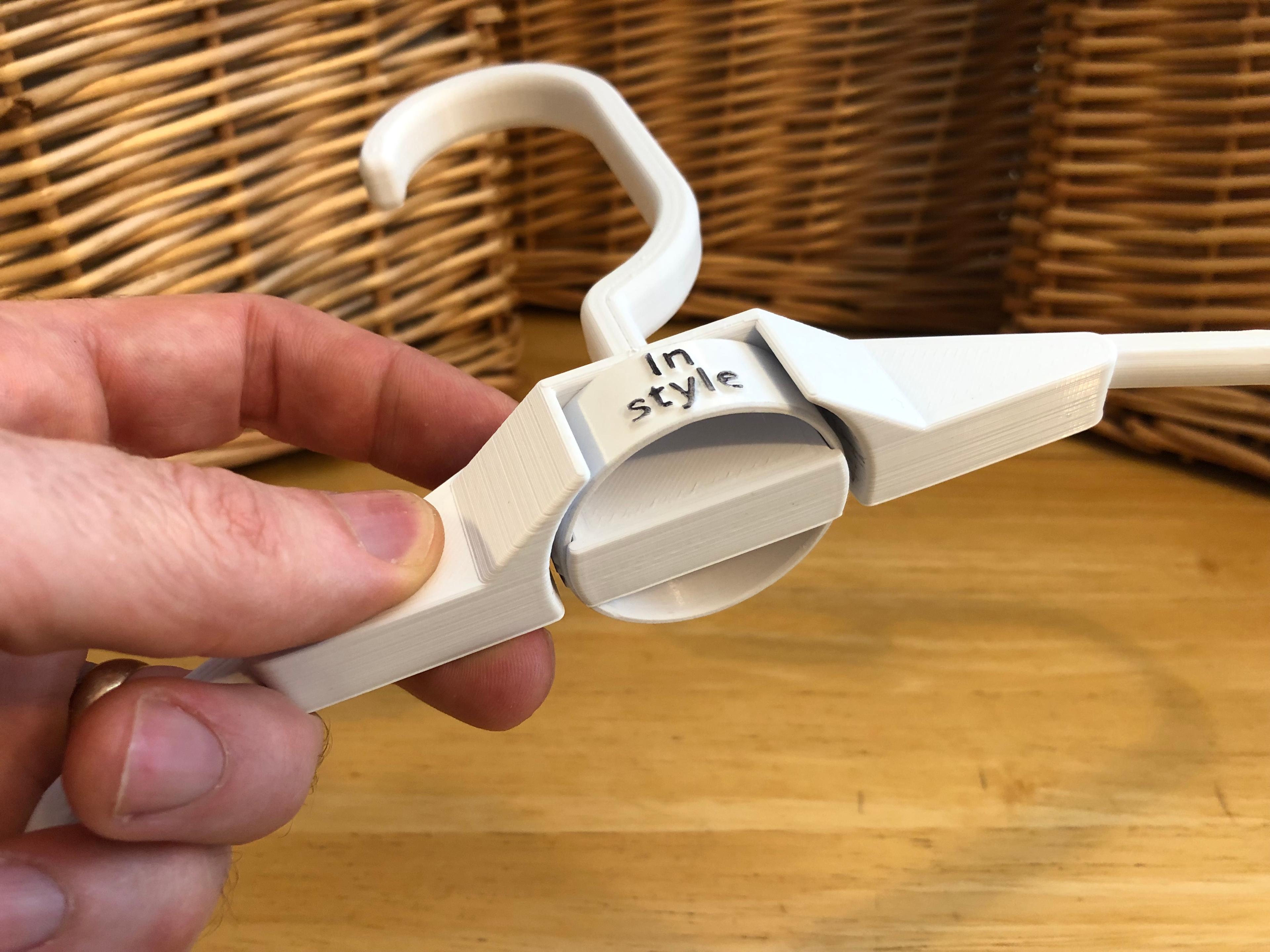 Hanger with Rotating Label 3d model