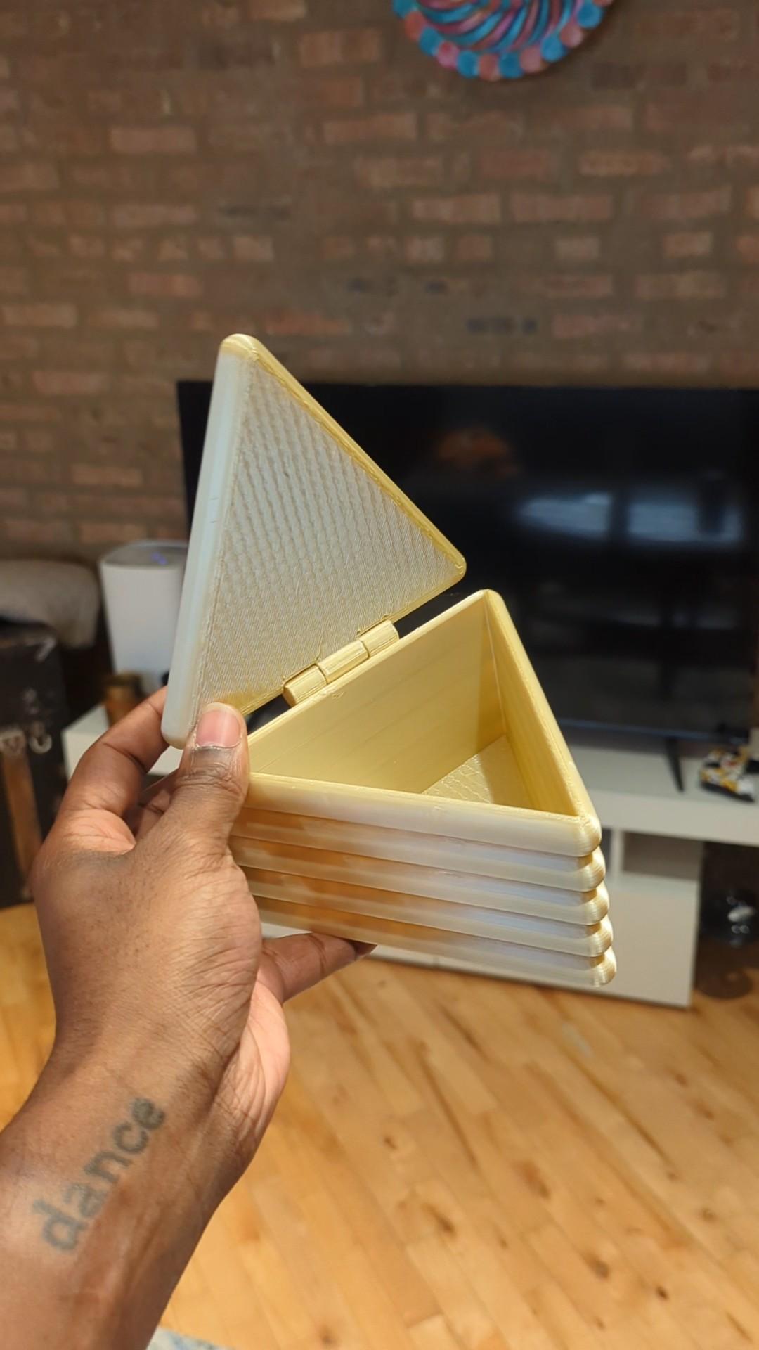 Triangle Jar w/print-in-place lid 3d model