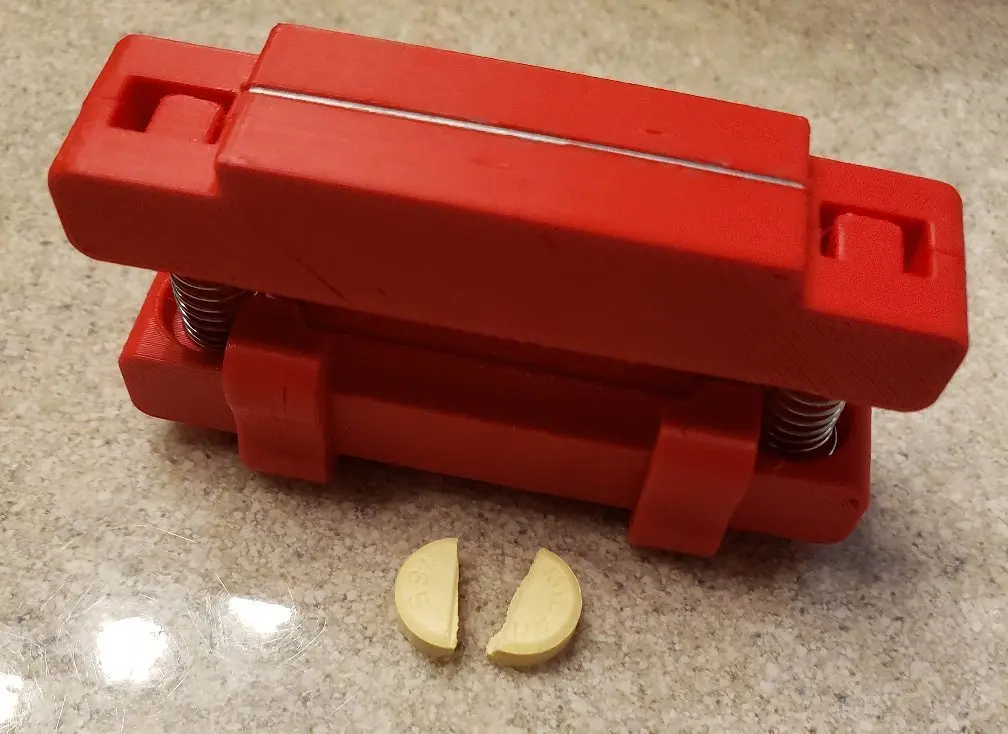 Remix of Pill cutter by MacuBo (for ~1.5" scraper razor blades) 3d model
