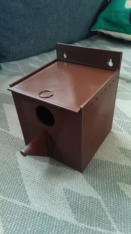 Birdhouse with sliding cover 3d model