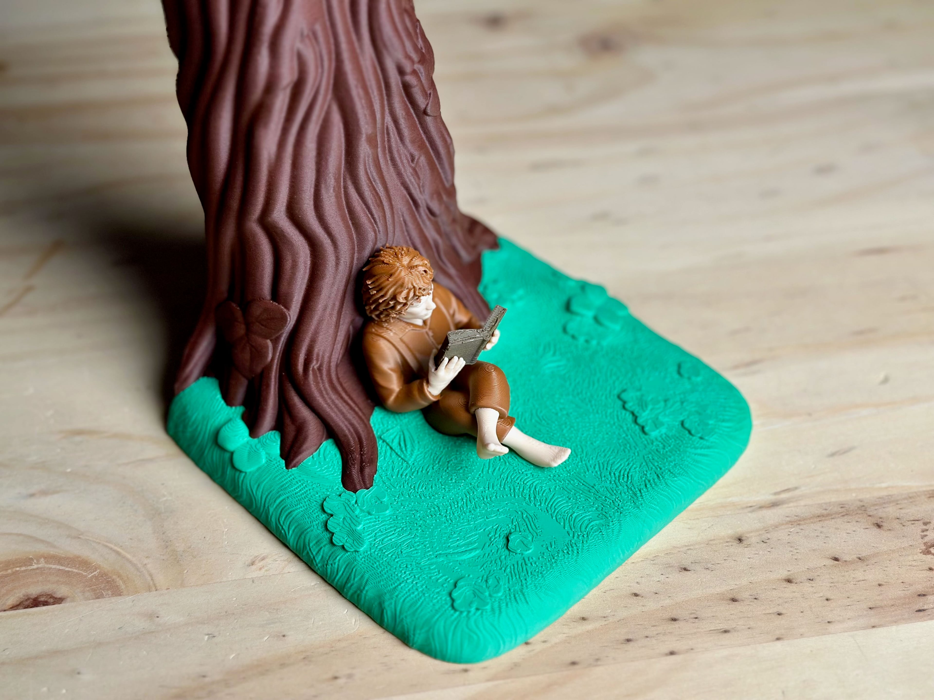 Reading Hobbit Bookend- Vase/Bookmark Holder 3d model