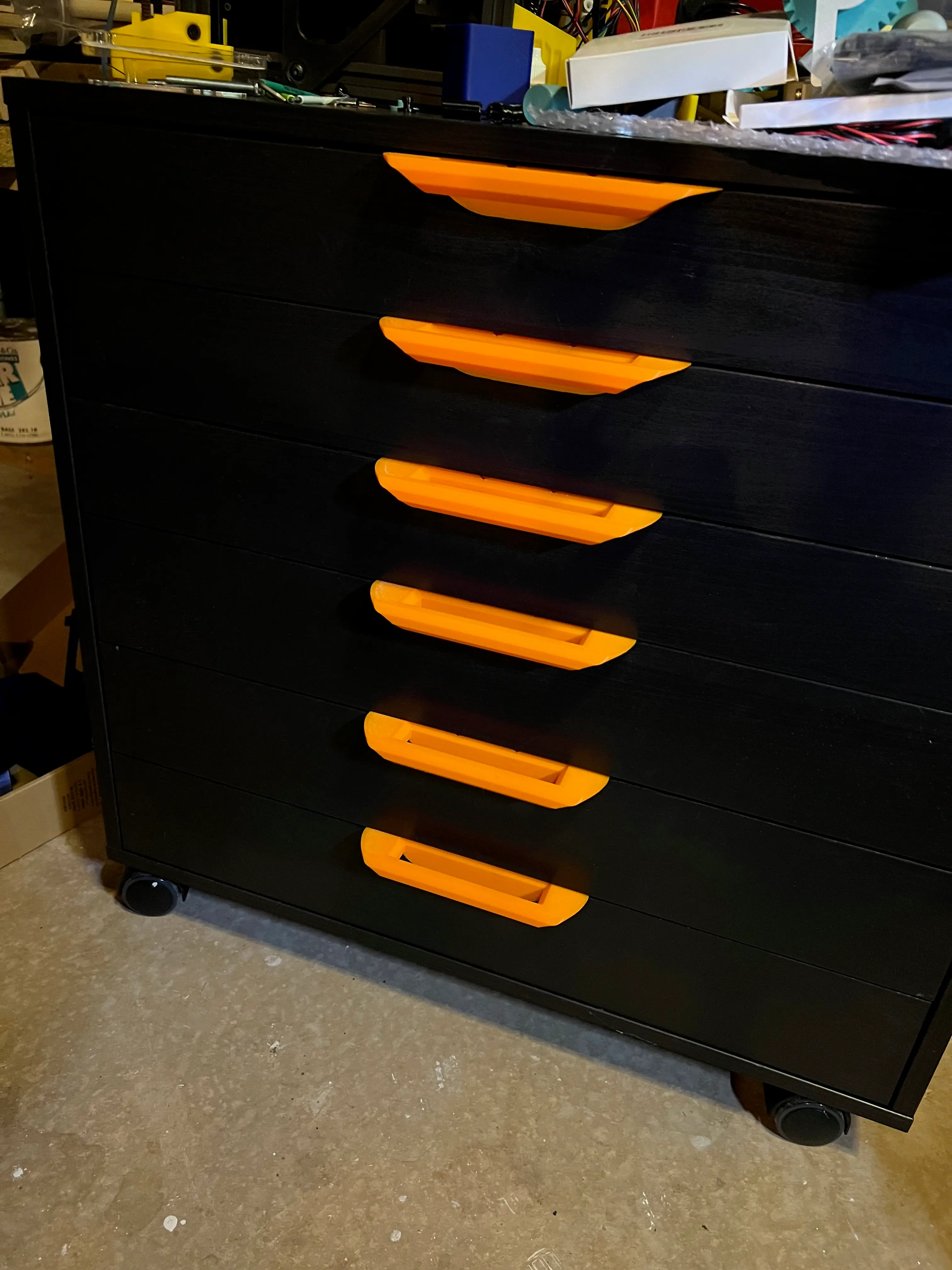 Fits on the wide model as well (purchased Spring 2024). Thanks!
