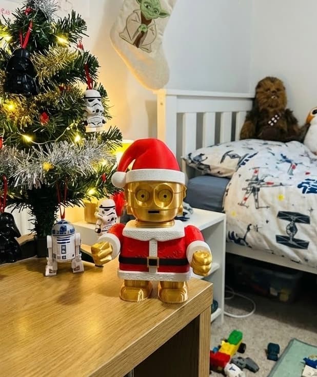 Just got back into th KitKiln after illness and so happy to see this Christmas version of C3PO! My 8 year old put it together and it all fit perfectly with the designers settings 🩷 thank you! Used ESUN gold silk and all others are polyterra by polymaker. Printed 0.2 layer height . These are so much fun