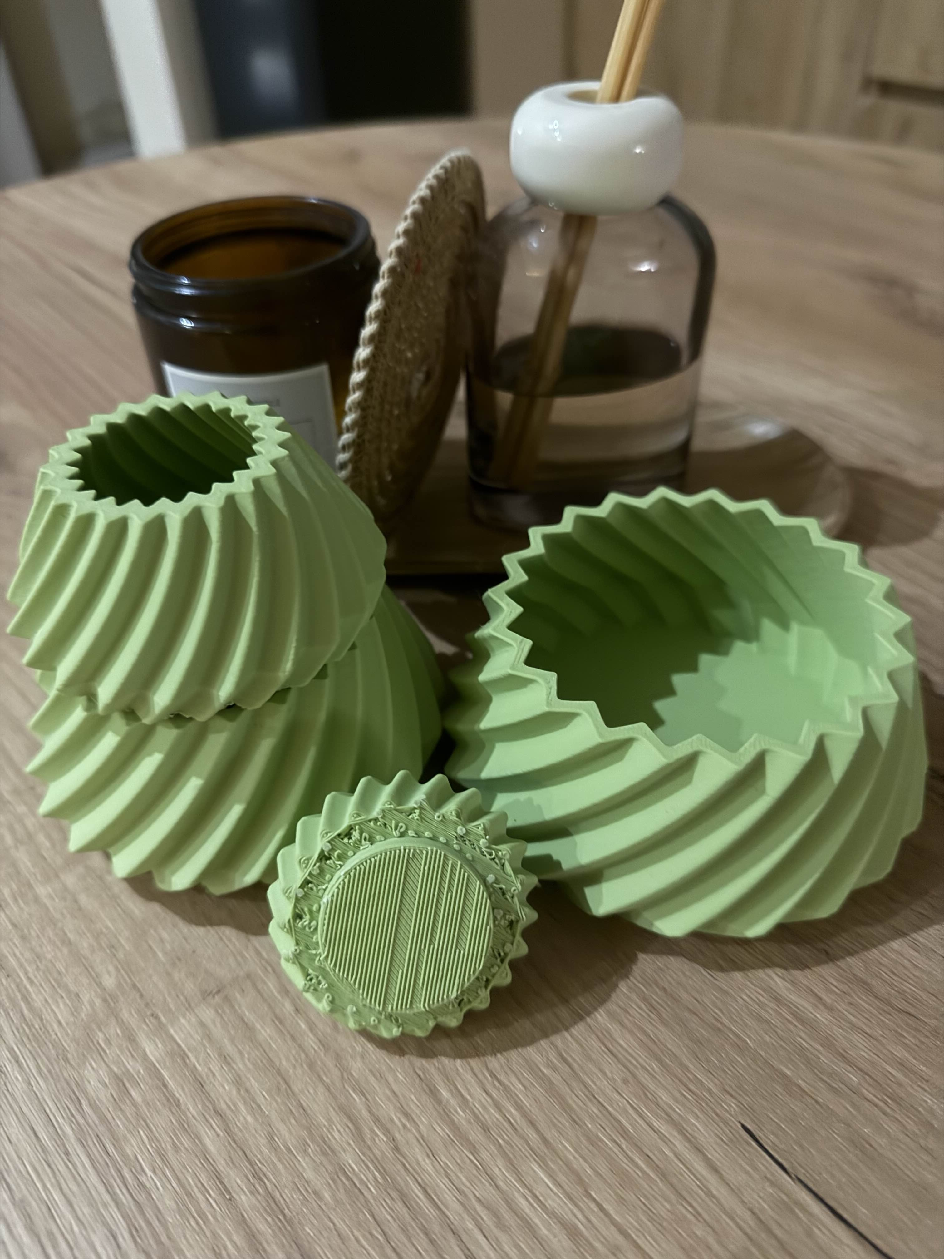 Thank you so much for the beautiful model!
I have seven cats, so a box with a lid is a must-have (especially for Christmas, when you can store small candies in one).
About the downside: this was my first time printing with support, so I ended up with a messy bottom on three of the parts. Printer: Anycubic K1, matte green esun PLA filament.