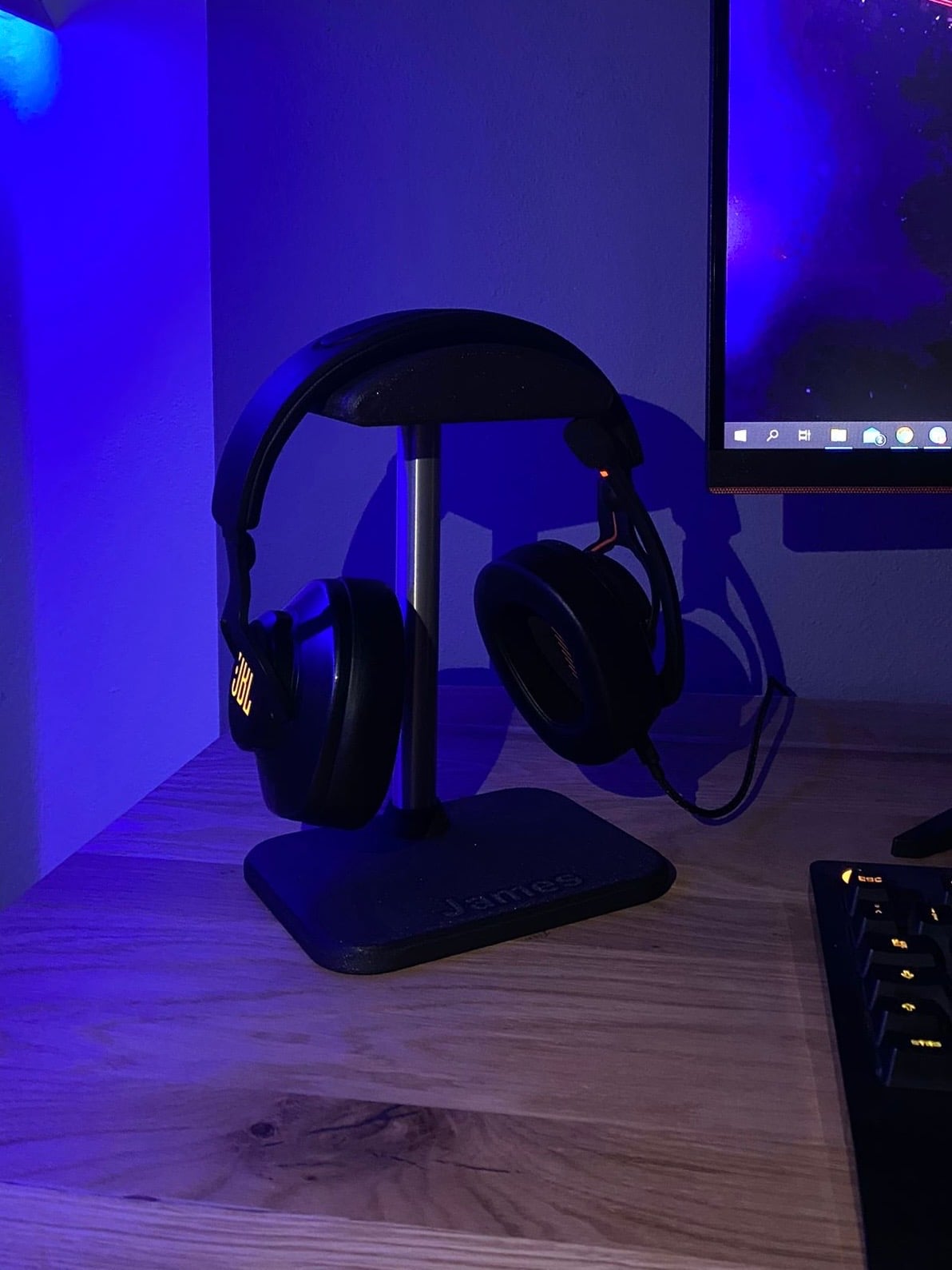 Headphone holder with name 3d model