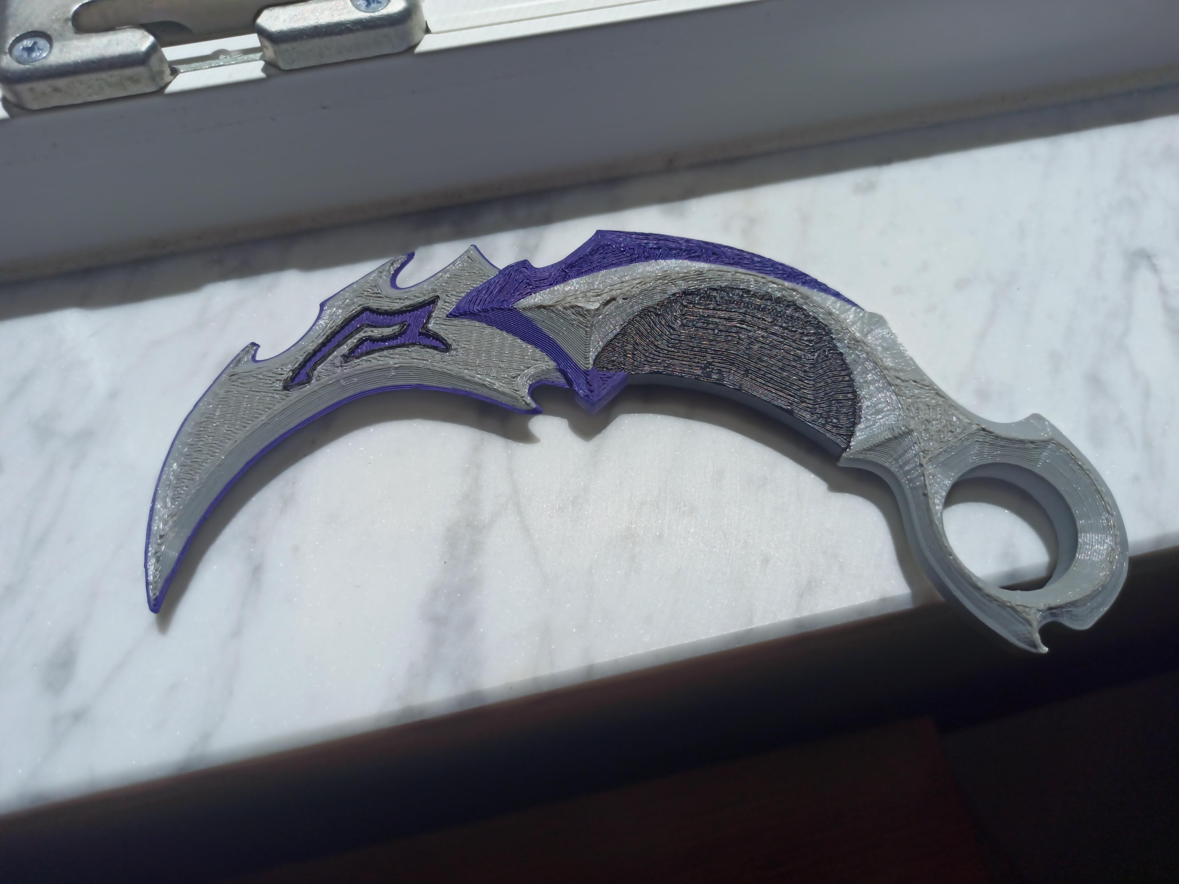 Valorant Reaver Karambit - The knife is really good, just a few recommendations:
1. For a smooth model edit it so it prints vertically, otherwise it will come out grainy
2.if you wanna spin it and use it as a trainer I suggest to smooth the pointy parts (handle and ring edges) because you'll end up hurting yourself because they're really pointy
3. For painting it I suggest to use permanent water maker because it looks the best in my opinion.

Overall I recommend it. Definitely more comfortable than other reaver karambit models out there! Good job. - 3d model
