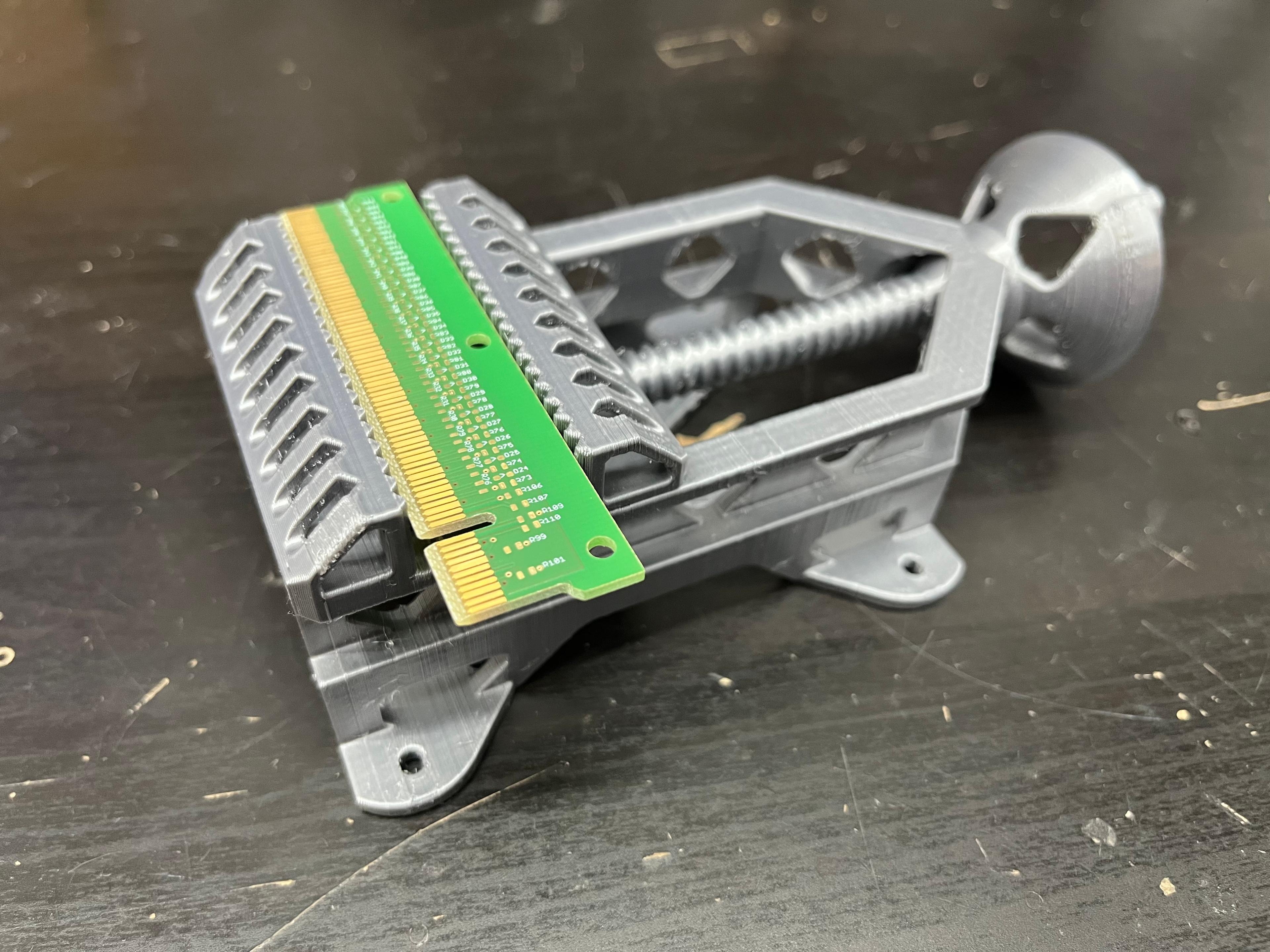 Mini Print-in-Place Vise - The small handle broke off, but that's probably due to my cheap filament. Everything else works great after breaking it free with a utility knife. Cool model. - 3d model