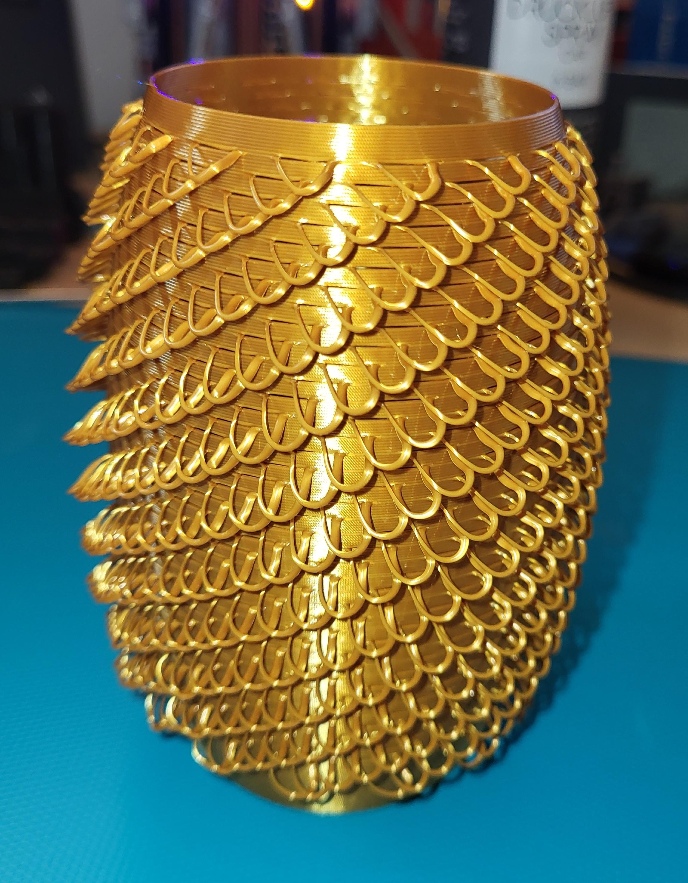 Loopy Vase - Nice idea! Printed with 0.8mm nozzle and 0.55mm layer height. It looks good, but the print is very fragile due to the missing infill at the parts where the strings came out. It broke in pieces after I grab it a little bit harder... - 3d model