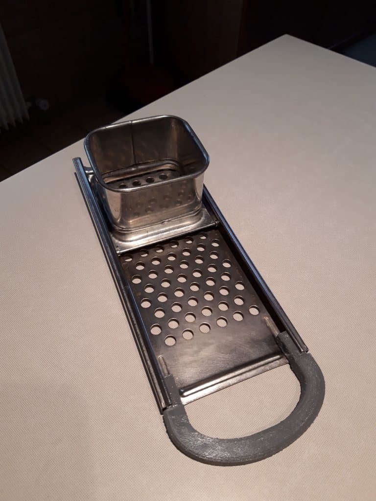 Maniglia grattugia spatzle o spätzlehobel (gnocchetti tirolesi) - grater handle 3d model