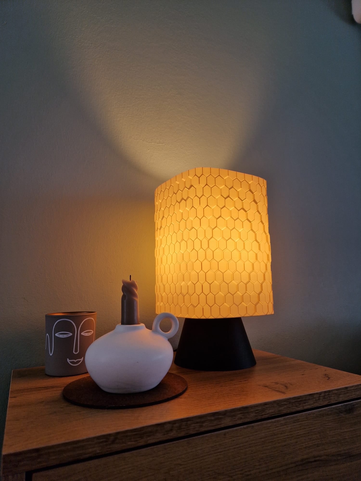 Honeycomb lampshade for E27-lightbulb 3d model