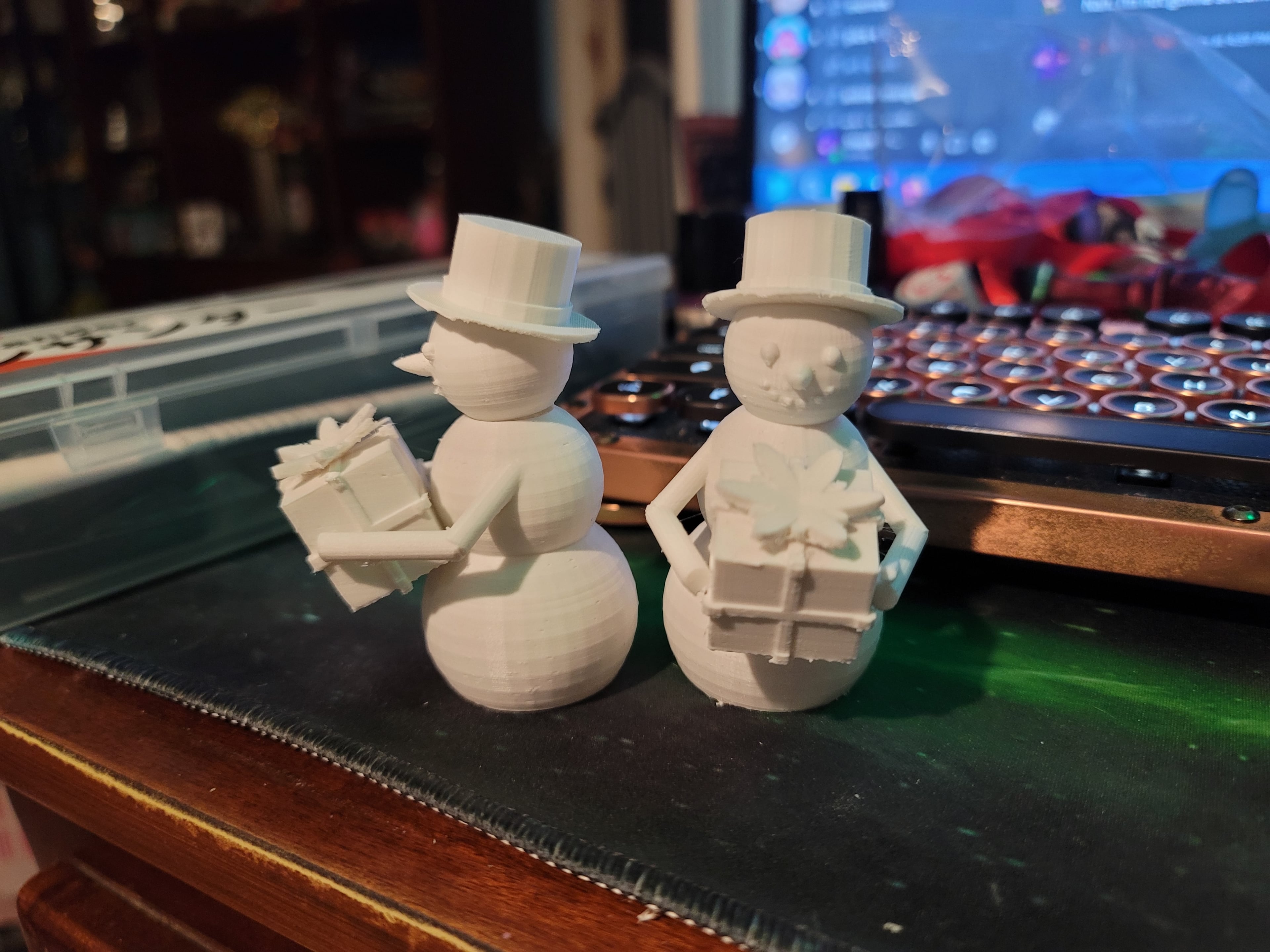 Simple Snowman Holding Gift.stl 3d model