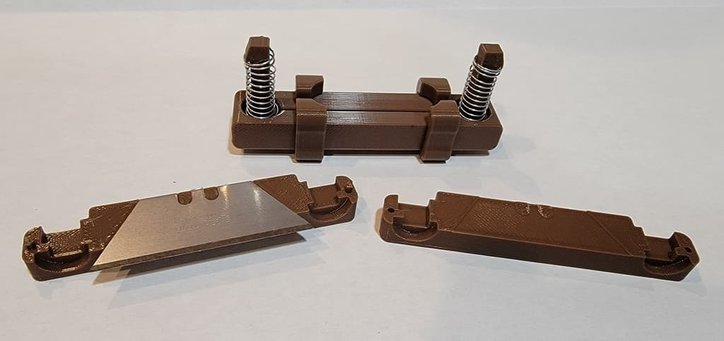 Remix of Pill cutter by MacuBO for ~1 15/16" Utility Razor Blade 3d model
