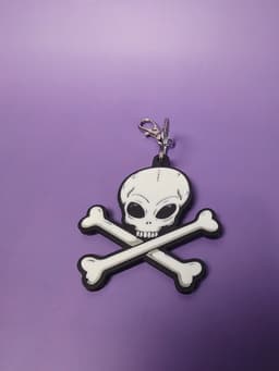 Flat 3D Textured Alien Skull and Crossbones Keychain 3d model