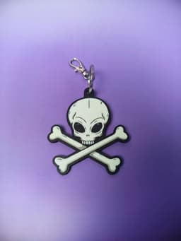Flat 3D Textured Alien Skull and Crossbones Keychain 3d model