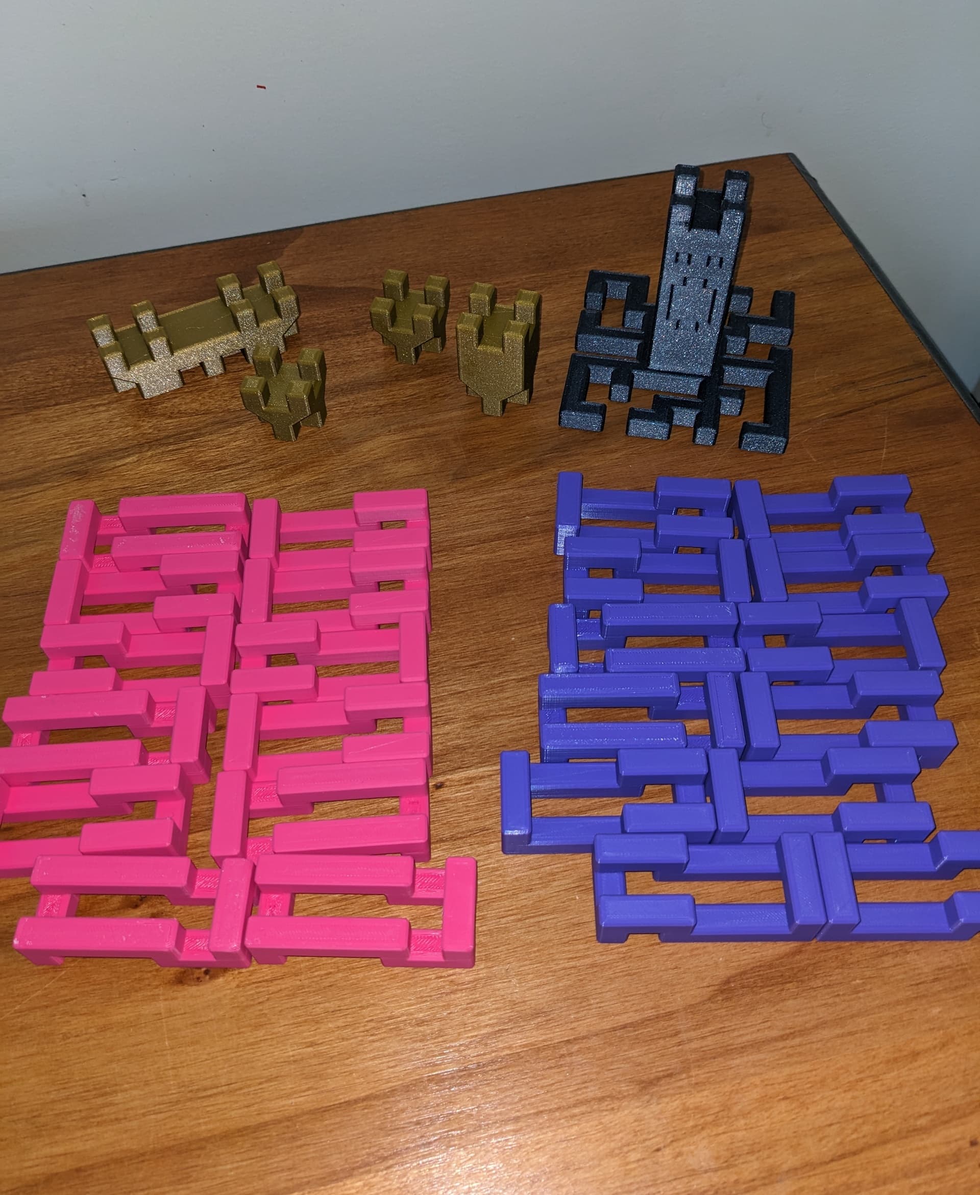 I printed out 12 leaves in each color (pink / purple).
Pink: polymaker
Purple: polymaker
Gold branches: Fillamentum
Black base: Fillamentum