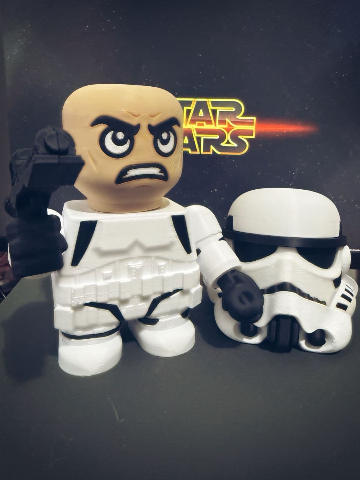 Uma das minhas primeiras impressões 3D — e já com um significado especial!
Fiz esse modelo especialmente para o meu irmão, que é fã de Star Wars.
Com as configurações certas de impressão, as peças se encaixaram perfeitamente. A montagem foi super prazerosa e o resultado final me deixou apaixonada!
Muito obrigada por compartilhar esse arquivo incrível