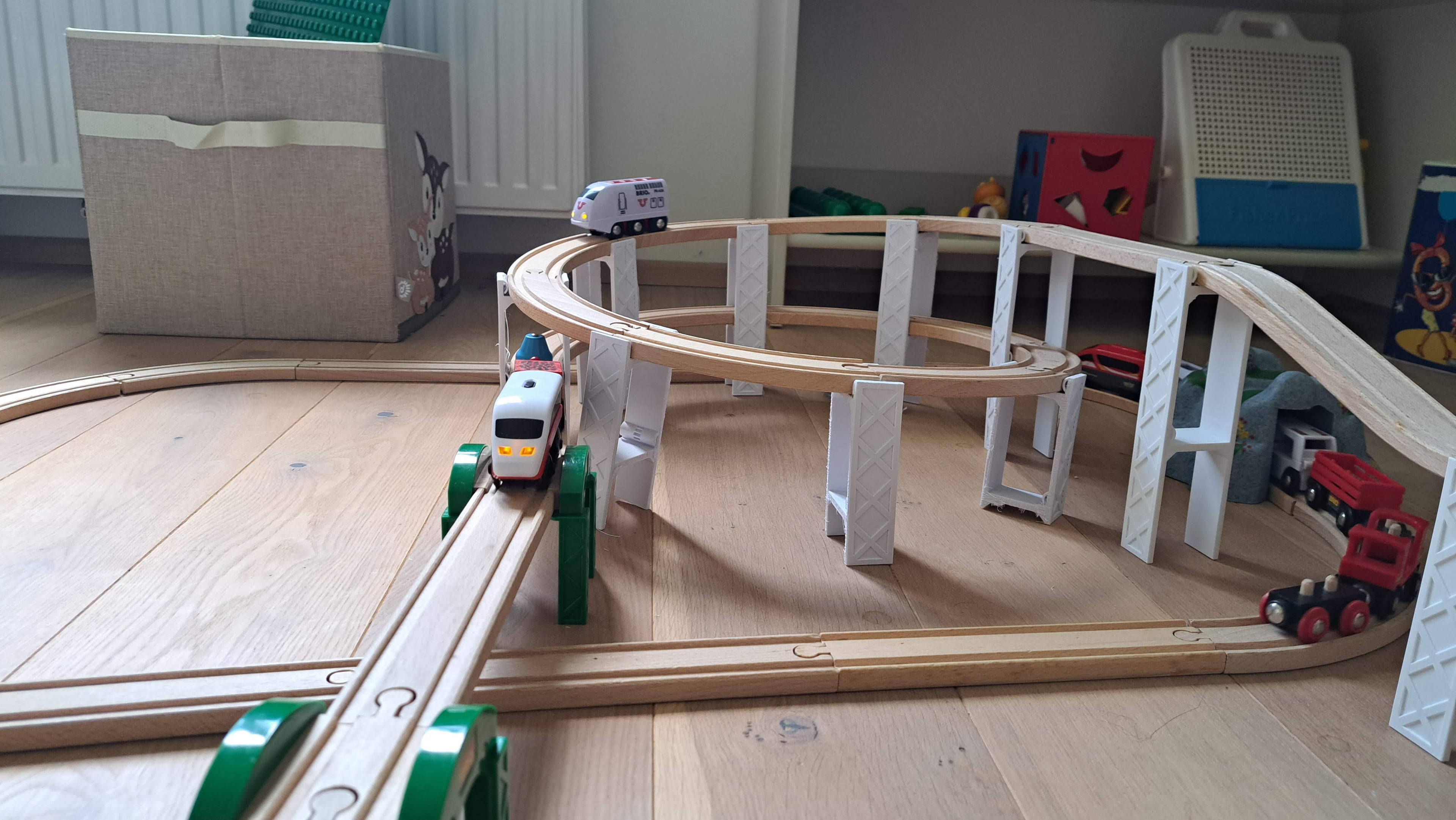 There were the first prints with my 3D printer so some of the pieces are quite rough, but it is functiononal. I also printing a couple extra (No. 5 and the other 122mm support to allow the trains to ascend / decend easier.