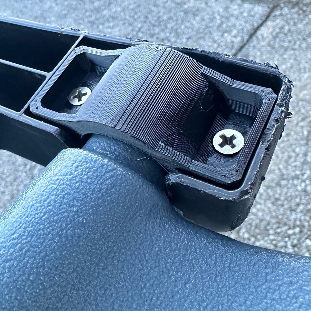 Lid Bracket - Brute Rubbermaid Garbage Bin 3d model