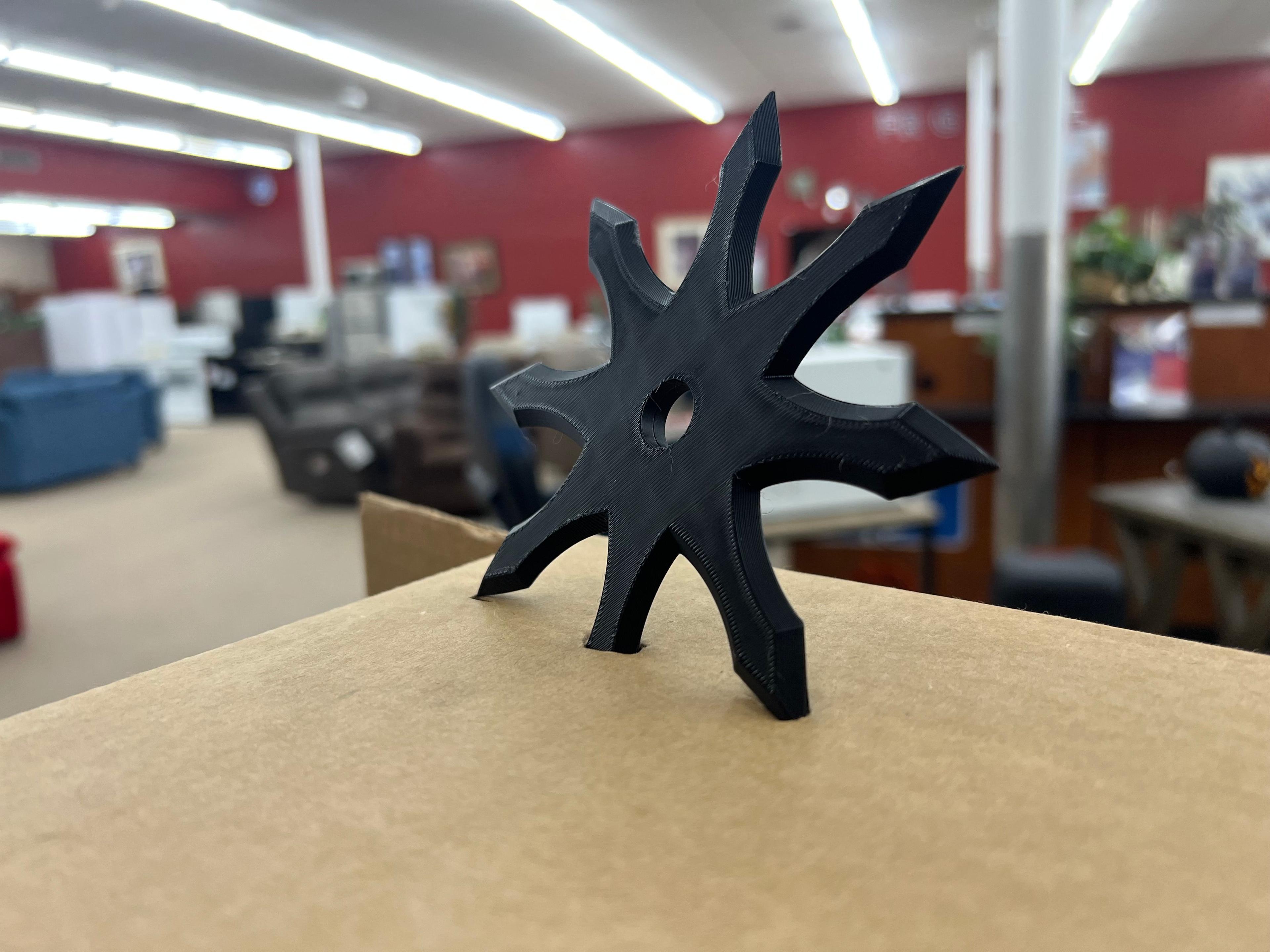 Simple throwing star - Print in place - Pointy 3d model