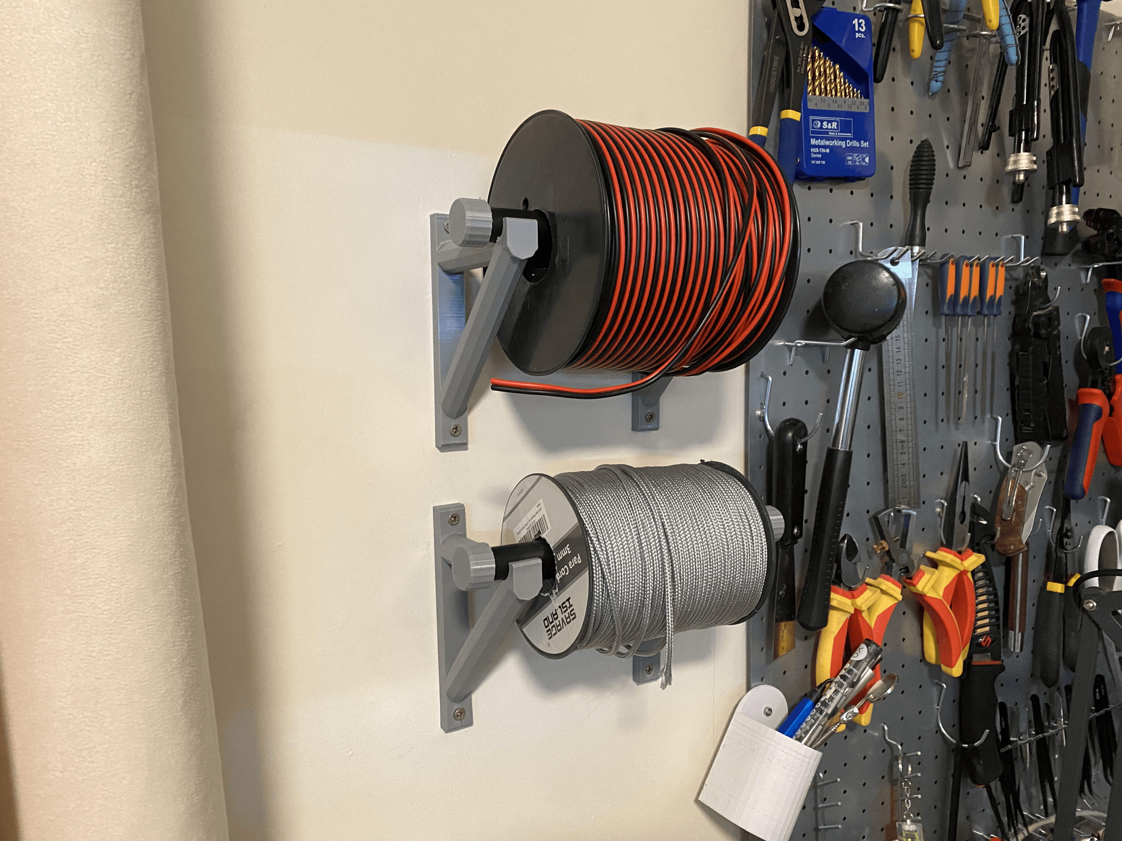 wall mounted spool holder - end result presentation - 3d model