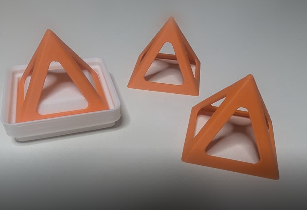 Small Painter's Pyramid with Gridfinity Holder 3d model