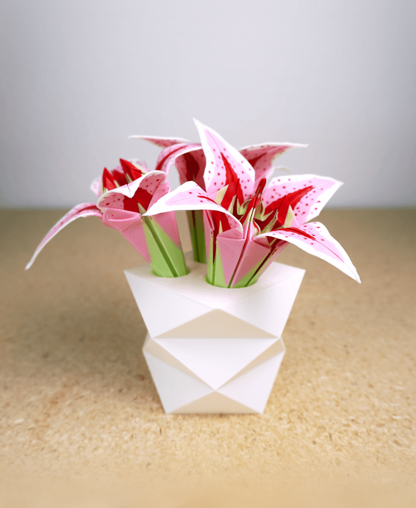 Origami Lilies with Vase.3mf 3d model