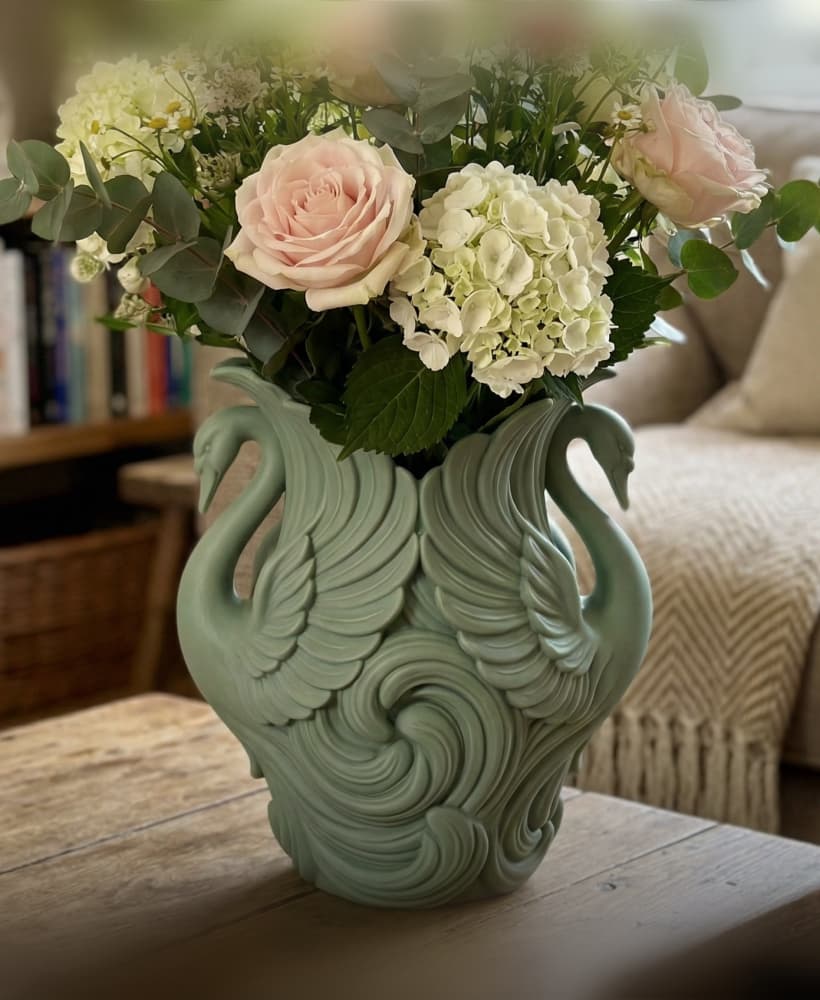 Elegant Dual Swan Vase - Scuptural Art Deco Flower Pot & Home Decor 3d model