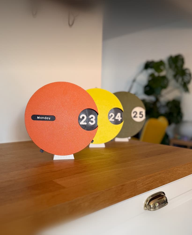 Retro-Futuristic Space Age Calendar (Multilingual) 3d model