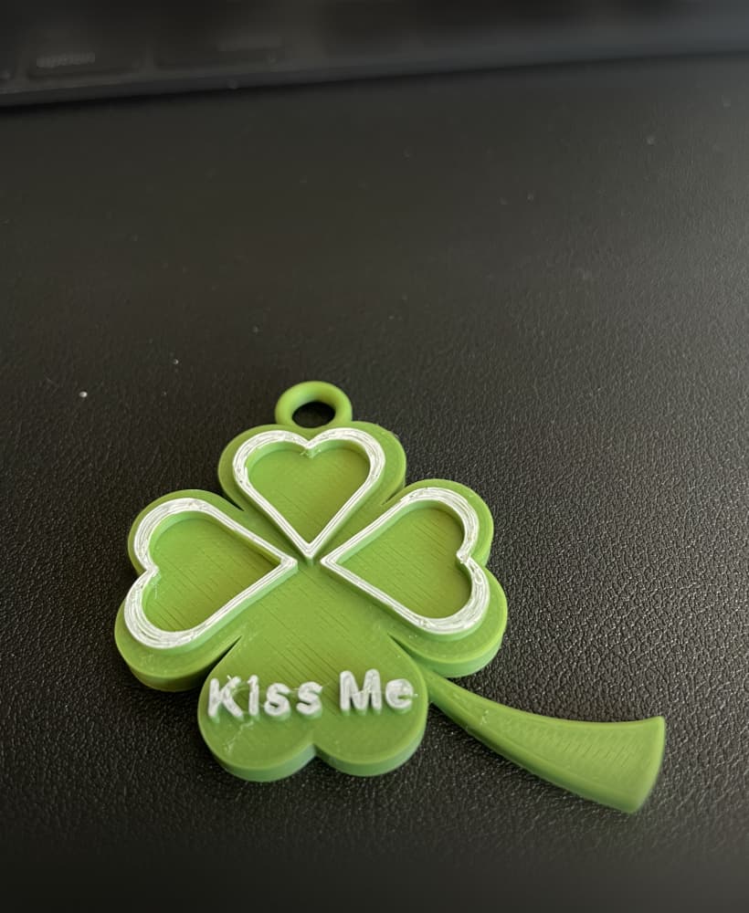 Kiss Me Shamrock with Stem Necklace.stl 3d model