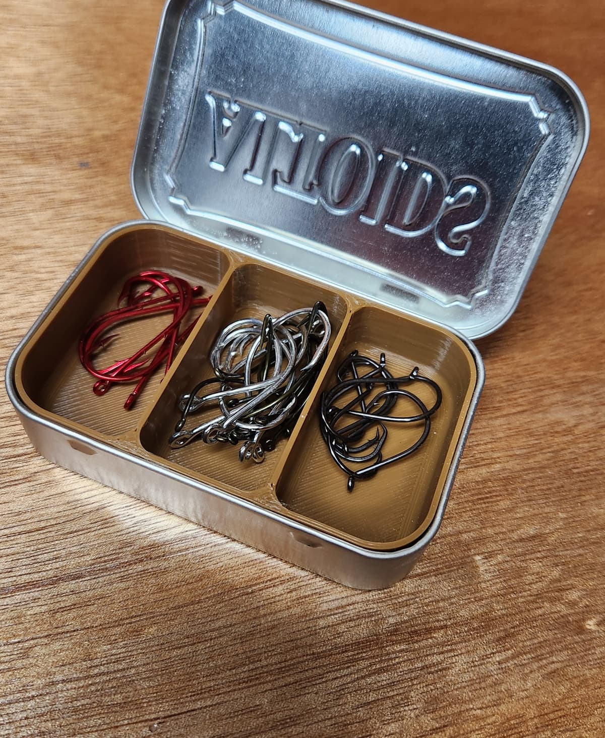 Fish hooks in an Altoids tin - 3D model by Dielectric on Thangs