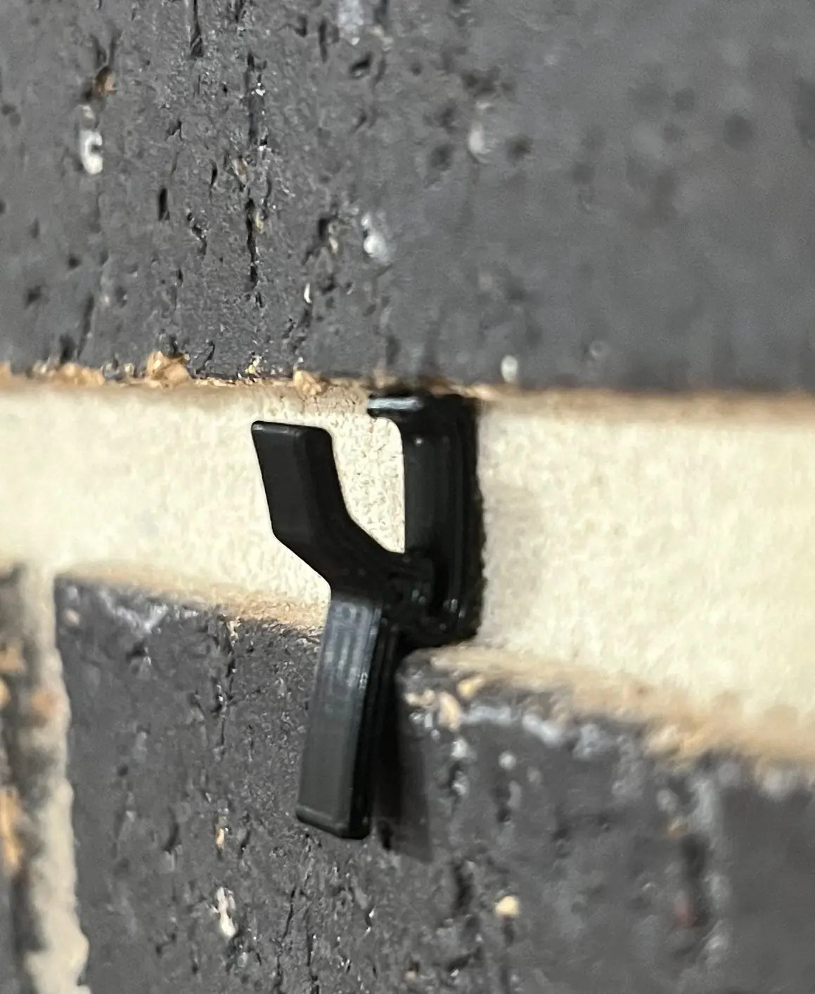 Sentient Bricks Minimalistic Between Brick Hook - 3D model by Slats the Sentient on Thangs
