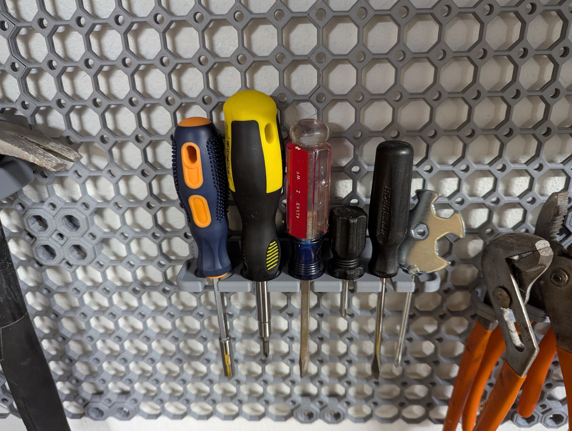 Screwdriver Multiboard Multiboard ScrewDriver Bracket - 3D model by trflink on Thangs